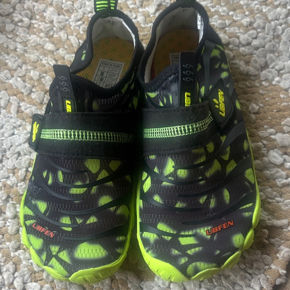 Kids Aqua Socks - Black and Neon Green